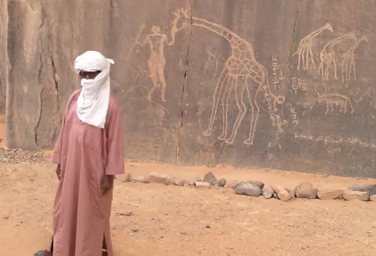 Vores Tuaregguide  viser os et af de store klippemalerier.