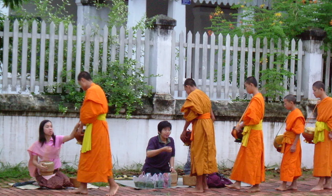 Der uddeles almisser til munkene. Foto Kirsten Andersen