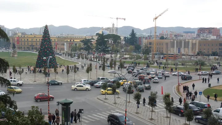 Skanderbeg pladsen i Albaniens hovedstad Tirana svarer til Rådhuspladsen i København. Foto Dorien Malaj