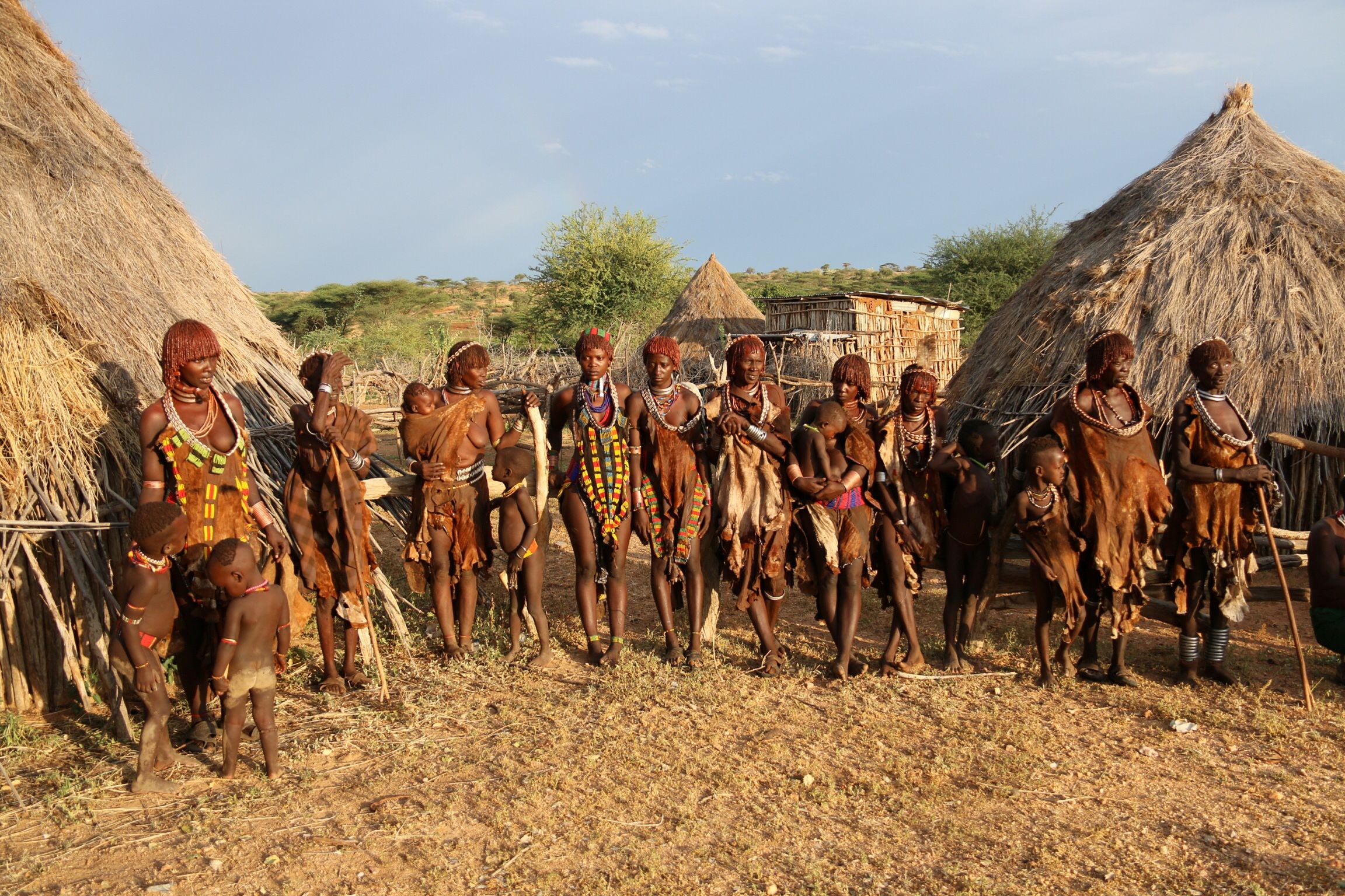 Hamar-folkets kvinder er kendt for deres goscha-frisure, hvor hår og skindtøj smøres med bl.a. okker og harpiks. Foto Anja Schmidt