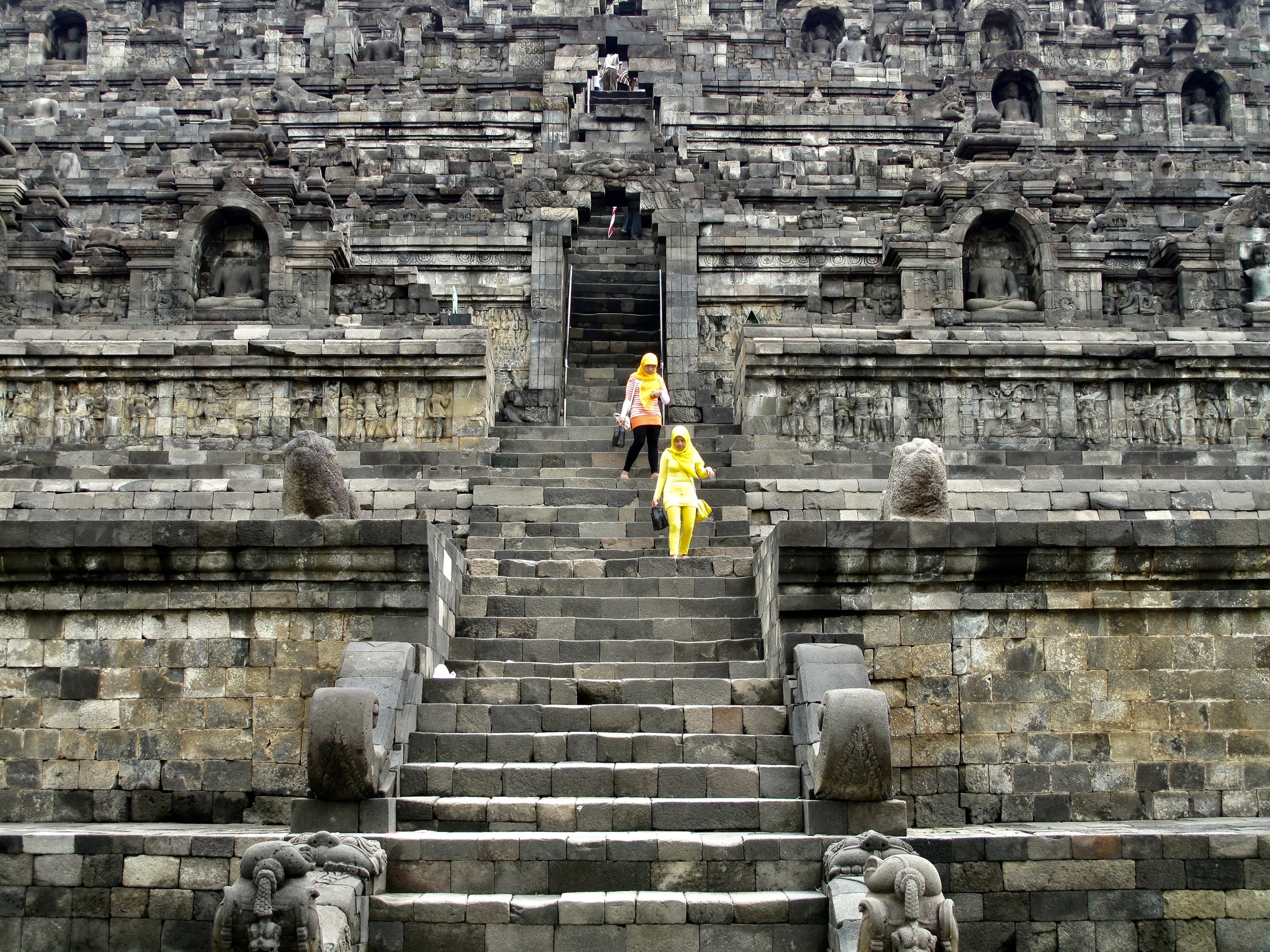 Lokale besøgende ved Borobodur. Foto af Anders Stoustrup