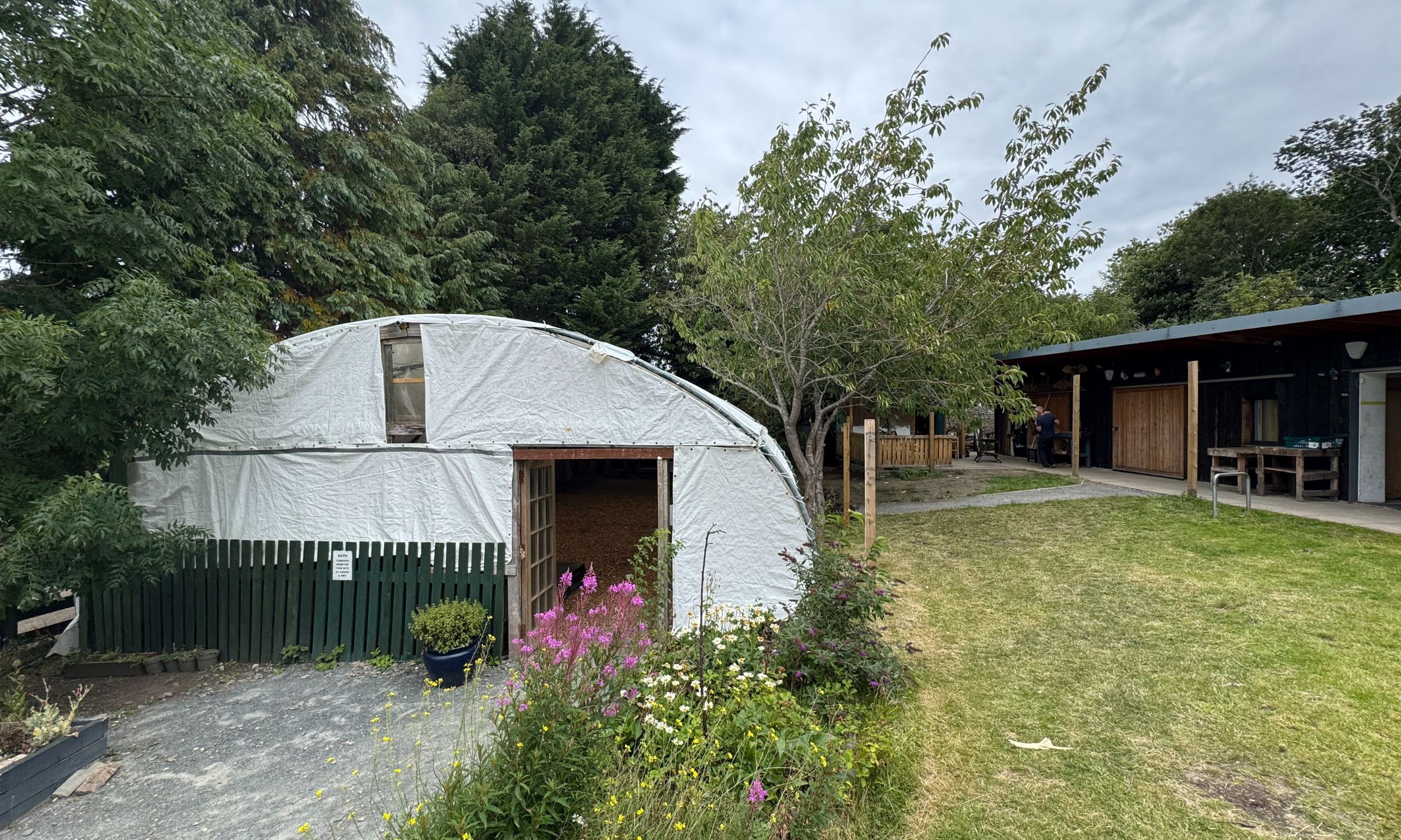 Den hyggelige have ved Bridgend Farmhouse. Foto Viktors Farmor