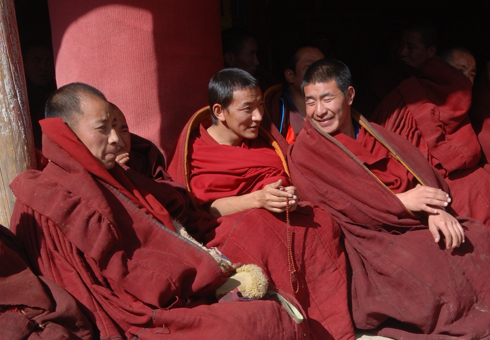 Munkene hygger sig i solen. Foto Ulla Dons