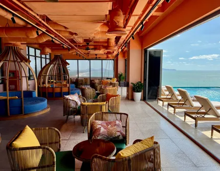 Lounge ved poolen på 13. etage på Vias Vung Tau. Foto af Anders Stoustrup