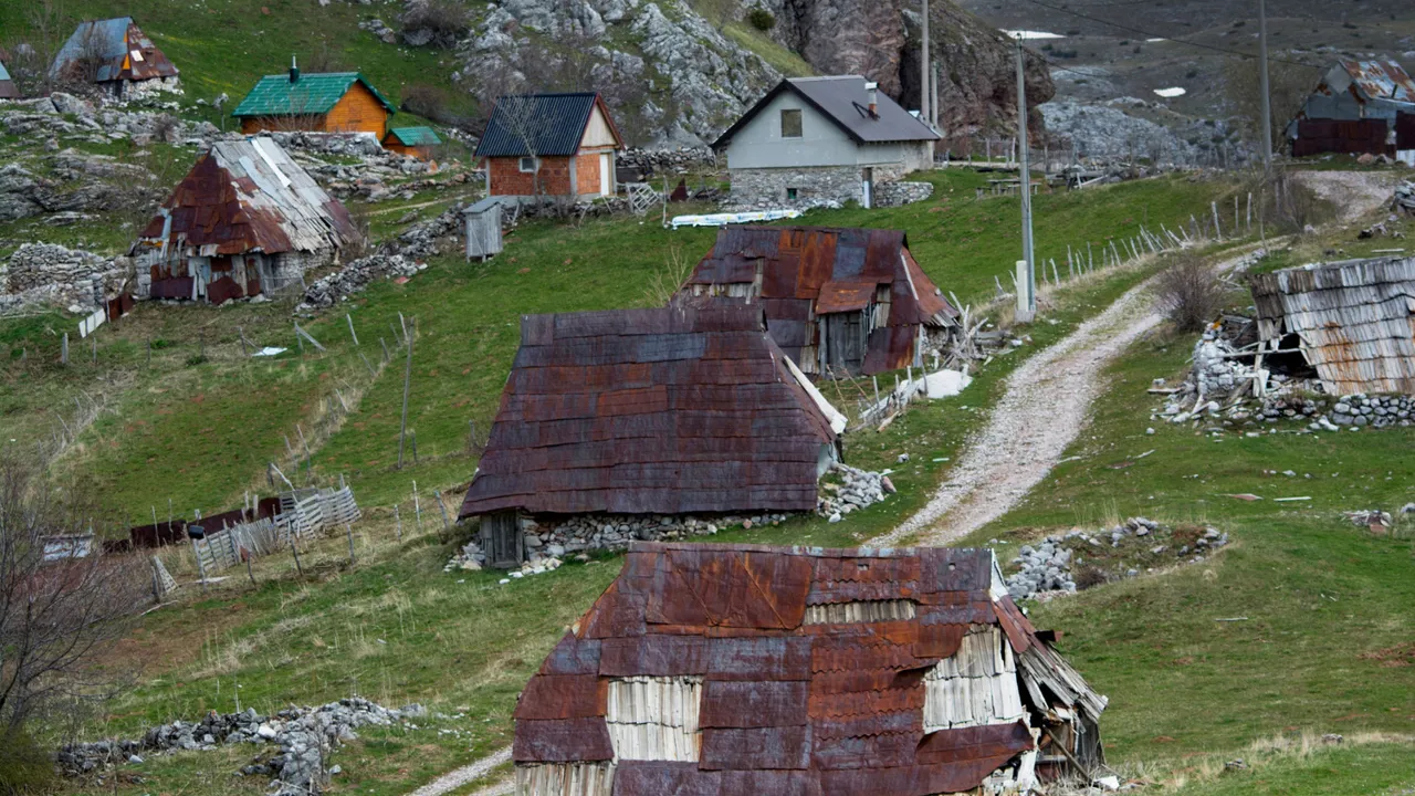 I Umoljani ser vi huse med vægge bygget af natursten og træspåner af kirsebærtræ på tagene. Foto Viktors Farmor