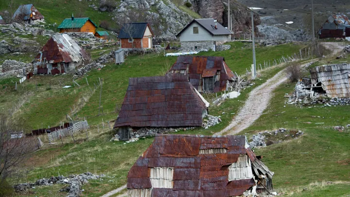 I Umoljani ser vi huse med vægge bygget af natursten og træspåner af kirsebærtræ på tagene. Foto Viktors Farmor