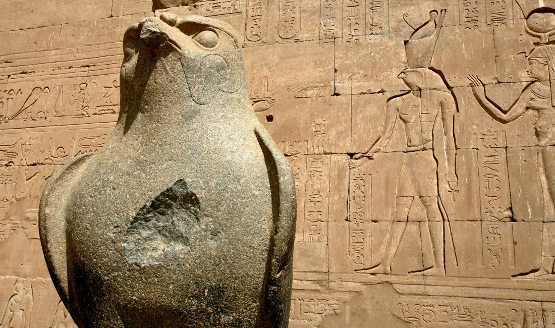 Afbilleder af Horus, beskytter af farao, på Edfu-templet. Foto af Anders Stoustrup