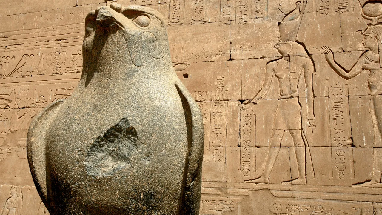 Afbilleder af Horus, beskytter af farao, på Edfu-templet. Foto af Anders Stoustrup