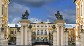 Rundale slottet er fra det 15. århundrede og er bygget i barok stilart. Foto Viktors Farmor