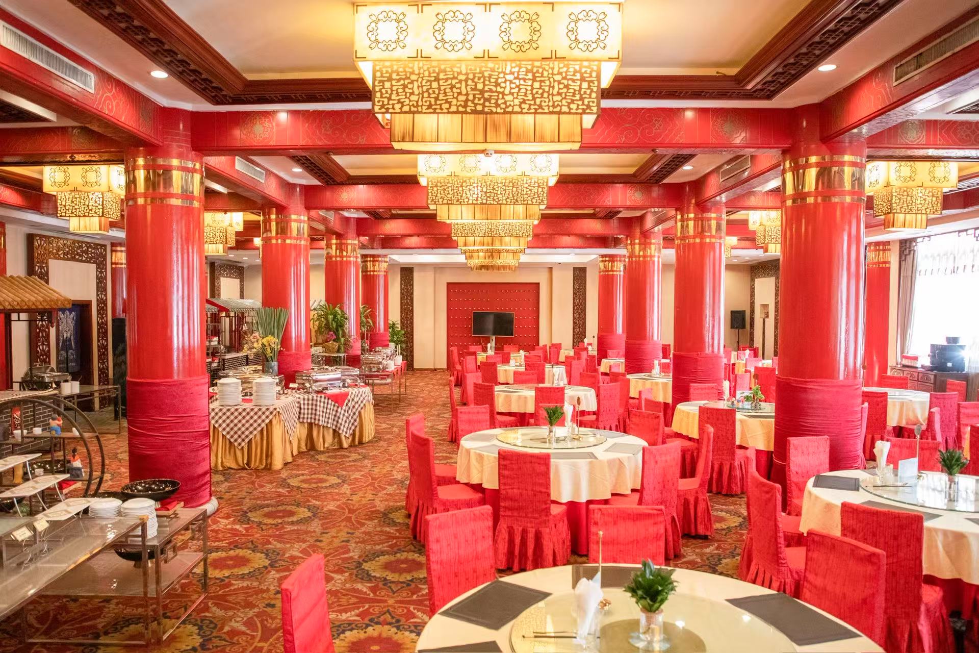 På rejsen Vandring på den Kinesiske mur bor vi på Beijing Qianmen Jianguo Hotel, nær den historiske Liulichang-kulturgade, kun få minutter fra Den Forbudte By, Himlens Tempel og Tiananmen-pladsen. 