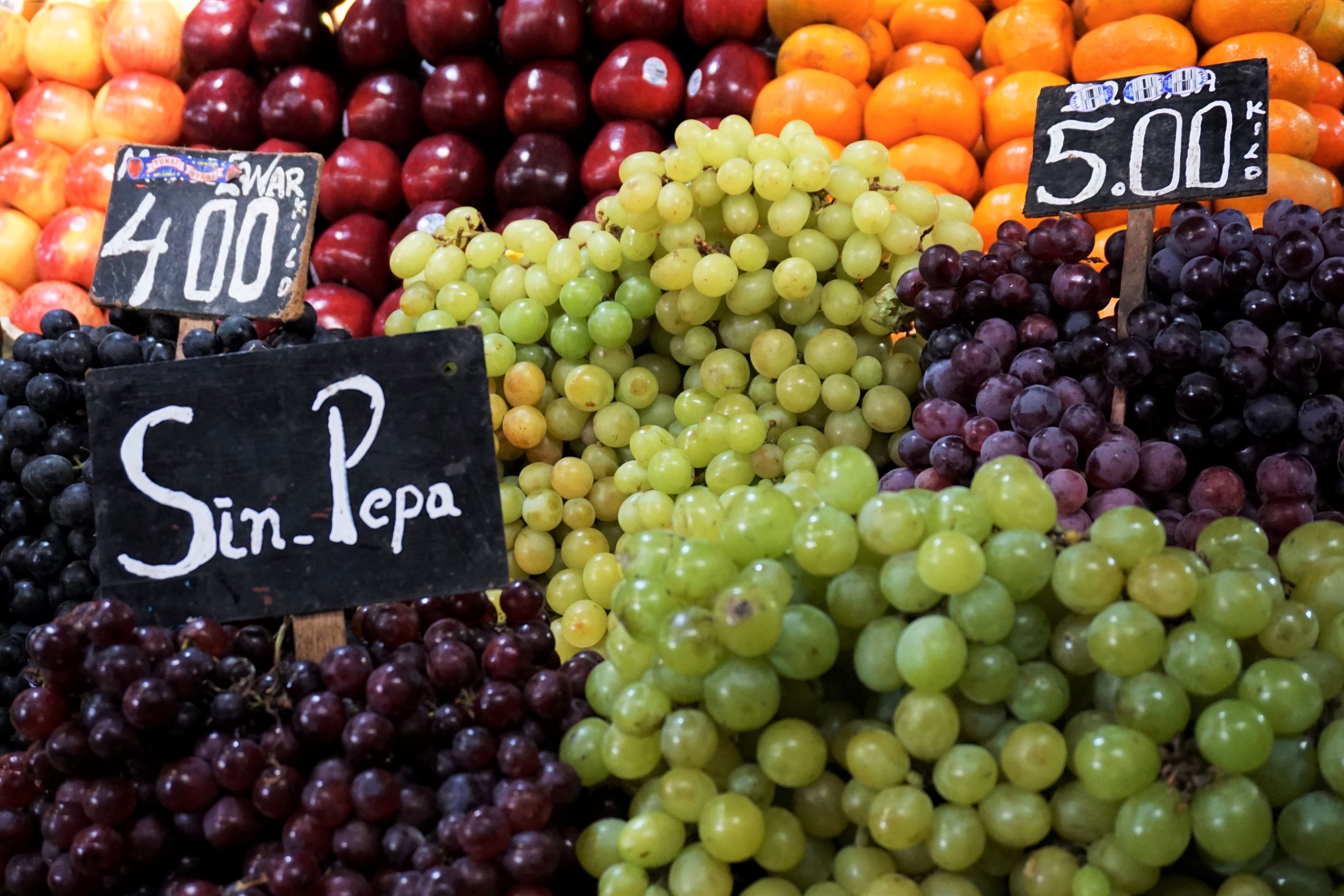 Saftige vindruer og farverige frugter fra et marked i Peru. Foto Kathrine Svejstrup