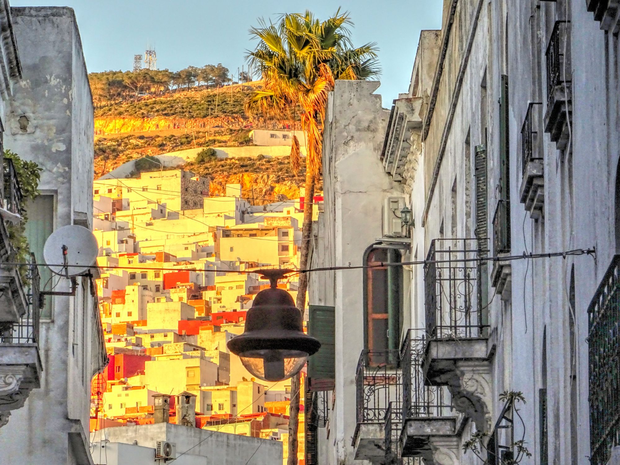 Tetouans medina badet i solskin - her venter en masse kunsthåndværk. Foto Viktors Farmor