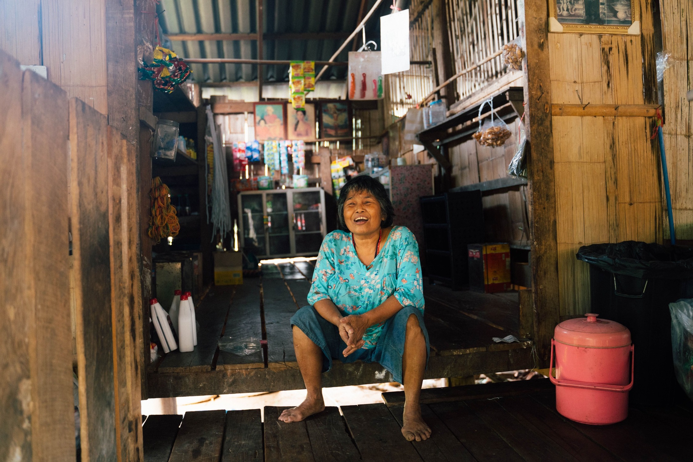 Butiksejer foran sin lille butik på landet i Thailand. Foto af Viktors Farmor