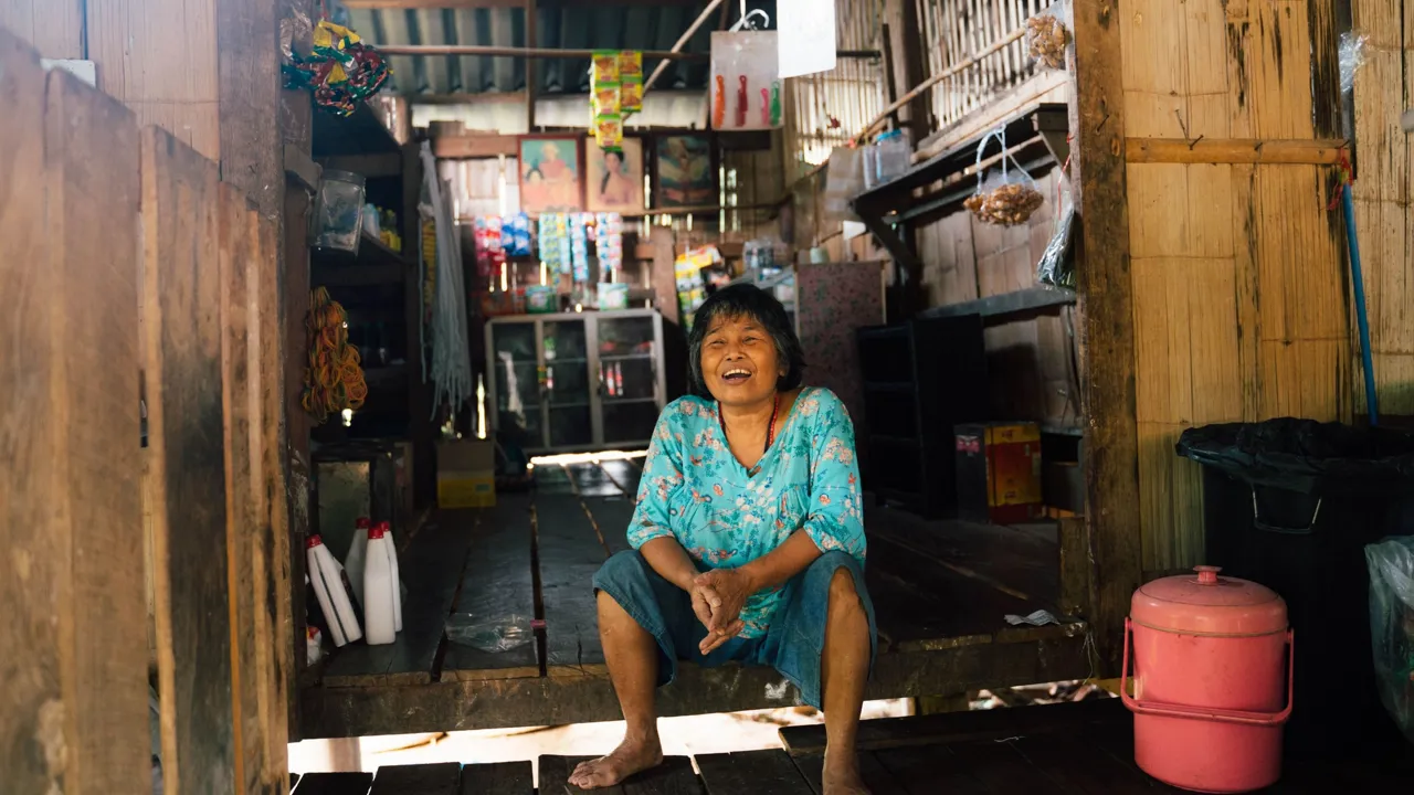 Butiksejer foran sin lille butik på landet i Thailand. Foto af Viktors Farmor