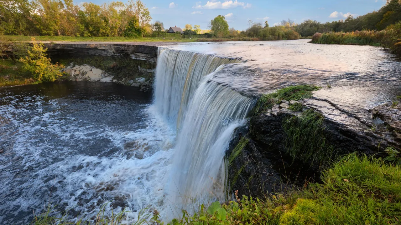 Jägala Waterfall er det bredeste vandfald i Estland. Foto Viktors Farmor