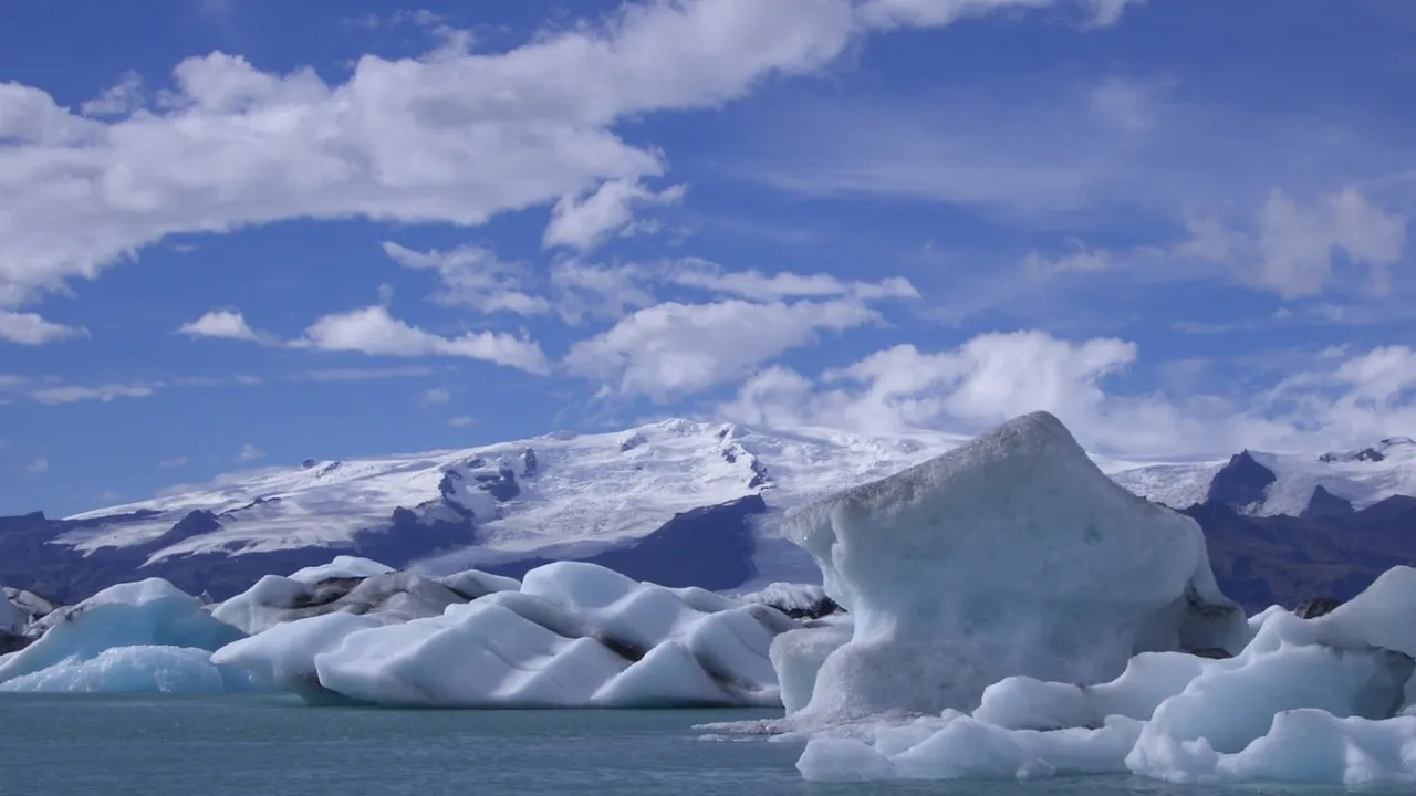Jökulsarlon er en islagune beliggende imellem Europas største gletsjer Vatnajökull og havet. Foto Viktors Farmor