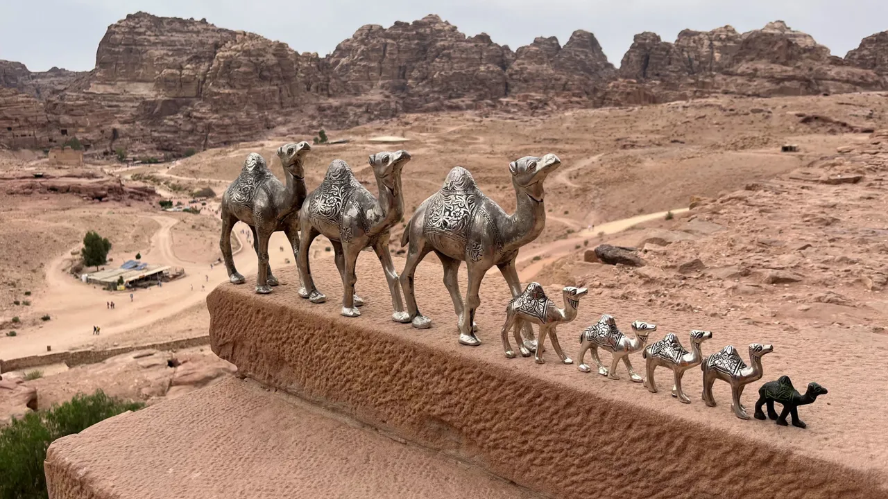 Fine kamelfigurer placeret ved Royal Tombs i Petra. Foto Laura Lyhne
