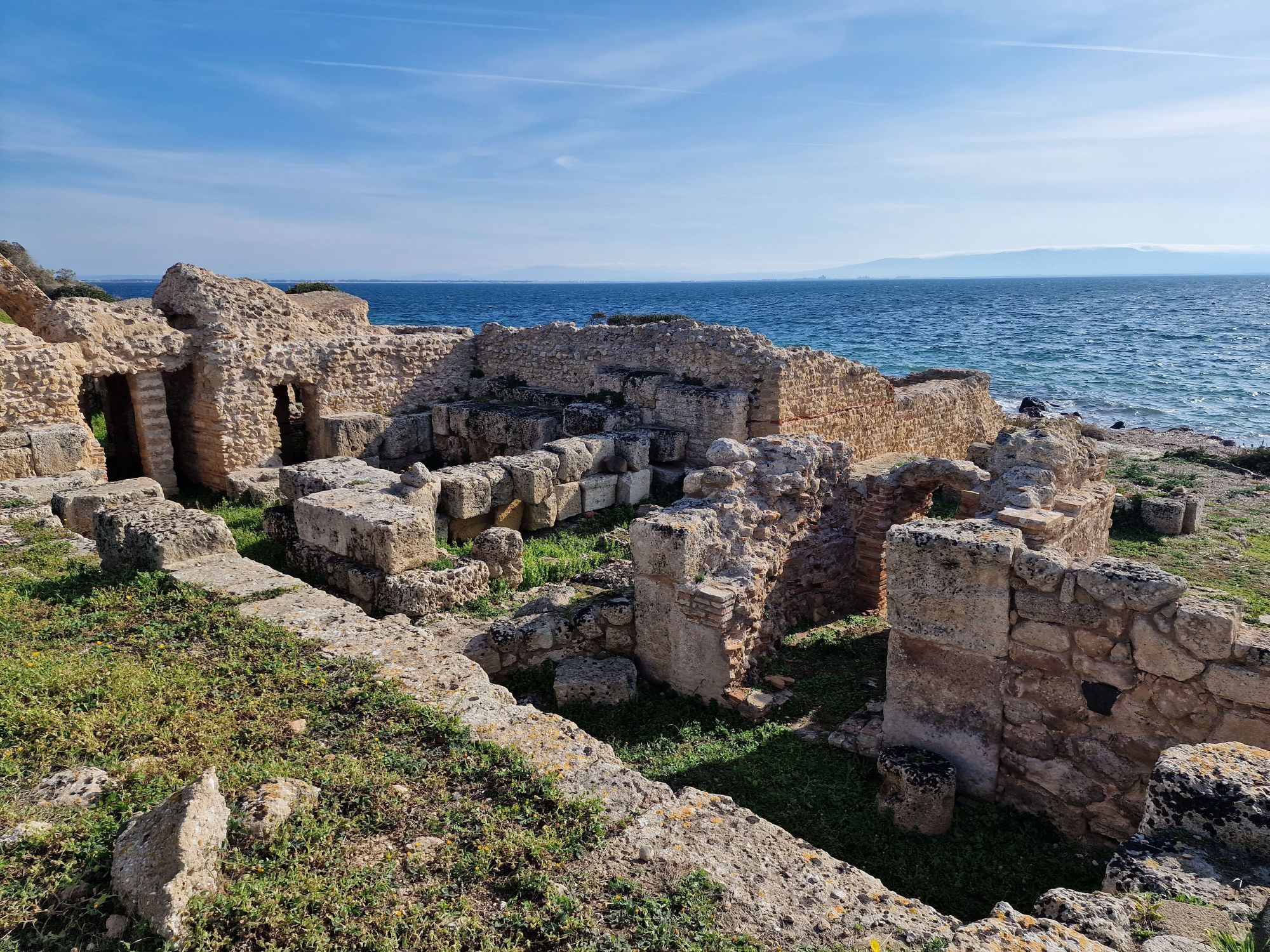 Ruinerne ved Tharros er usædvanligt velbevarede. Herfra forsvarede sardiske herskere engang deres rige mod fjender. Foto Lene Brøndum