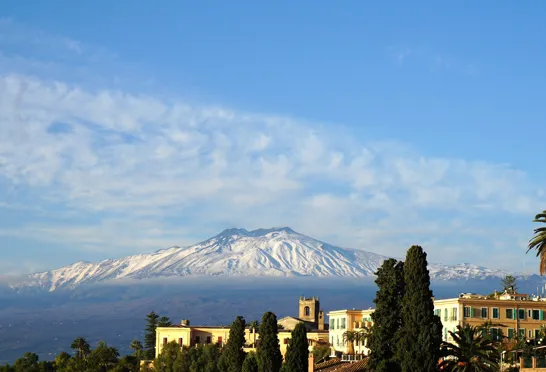 Europas største aktive vulkan, Etna, ligger og rumsterer i baggrunden. Foto Viktors Farmor