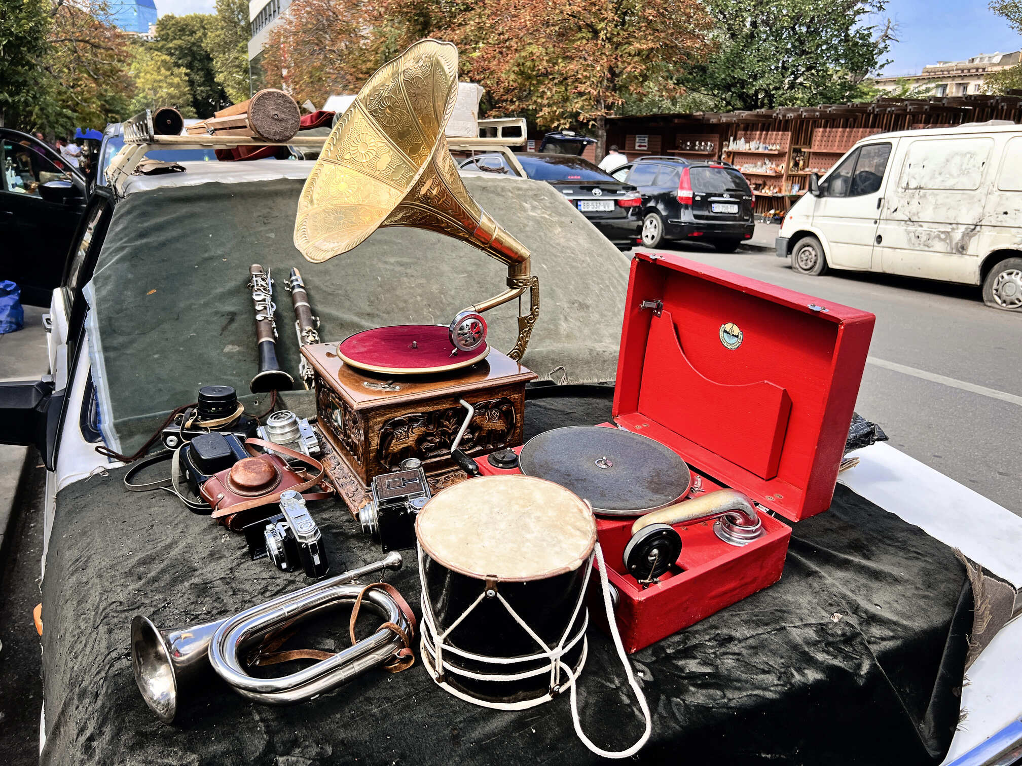 På markedet i Tbilisi kan man gå på opdagelse blandt mange små, sjove skatte. Foto Inge Lynggaard Hansen