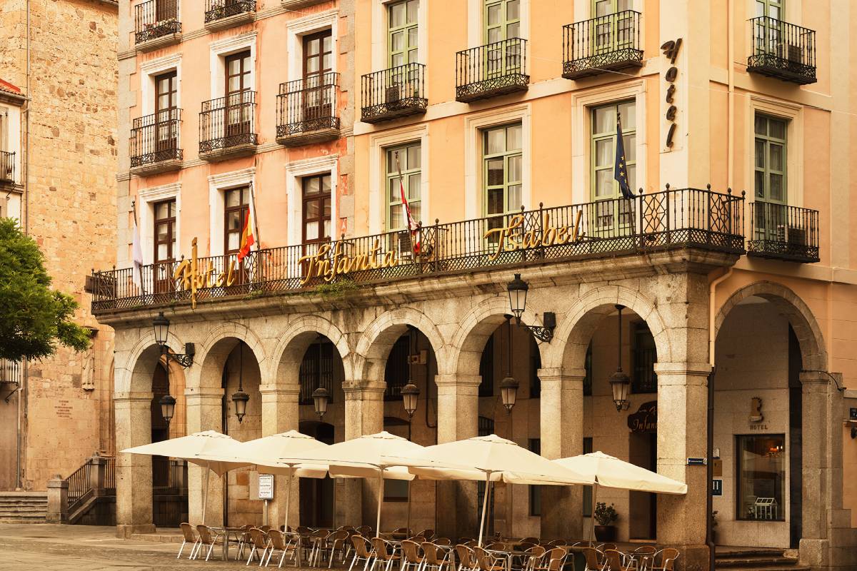 Hotel Infanta Isabel ligger midt på Plaza Mayor i Segovias historiske centrum.