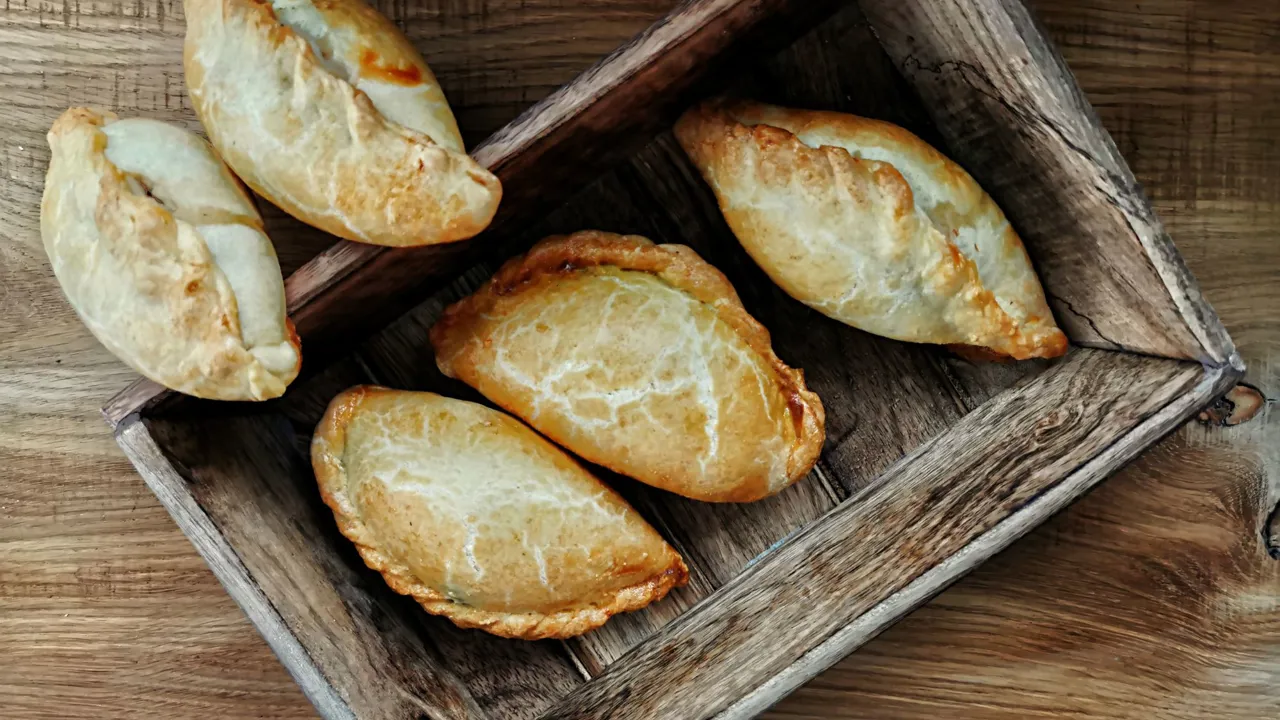 I Litauen skal vi smage den traditionelle karaimiske snack kibinai. Foto Viktors Farmor