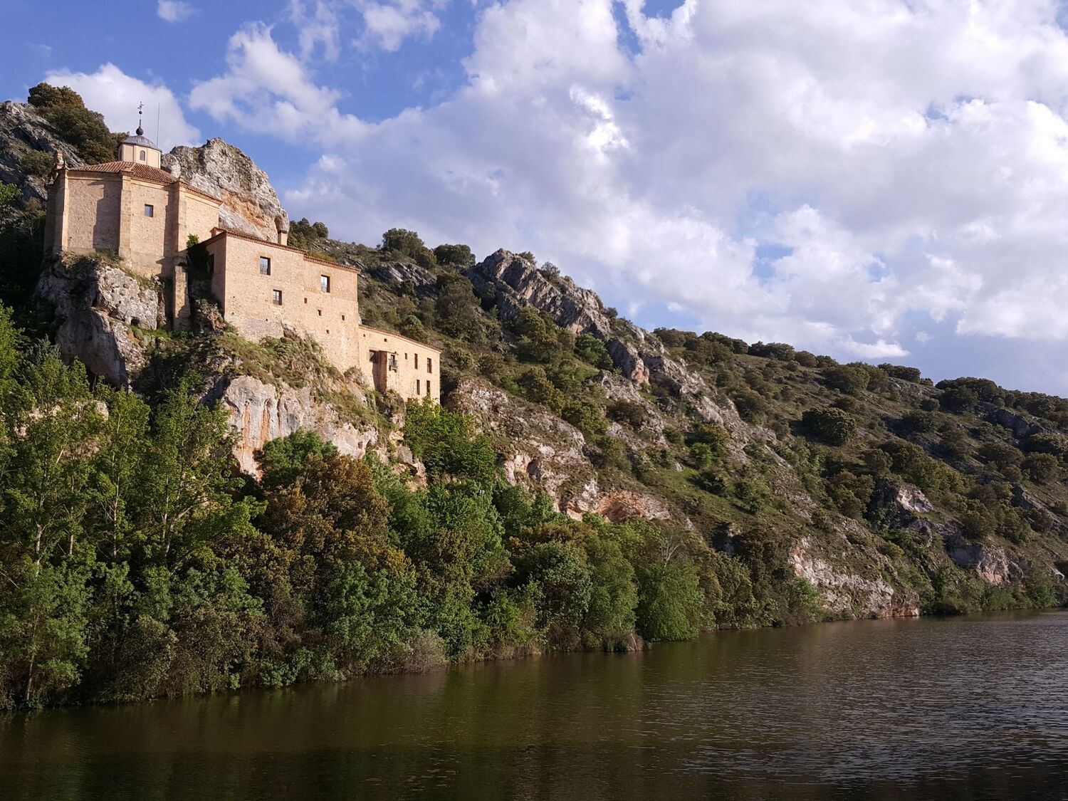 Den barokke kirke San Saturio er bygget direkte ind i klipperne. Foto Viktors Farmor