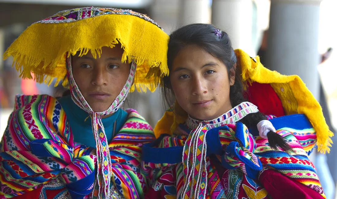 Når du møder de lokale i deres farverige klædedragter, er du ikke i tvivl om, at du er landet i Peru. Foto Hannes Rada