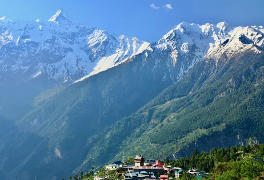 Kalpa ligger forrygende smukt med udsigt til bjergene. Foto af Anders Stoustrup