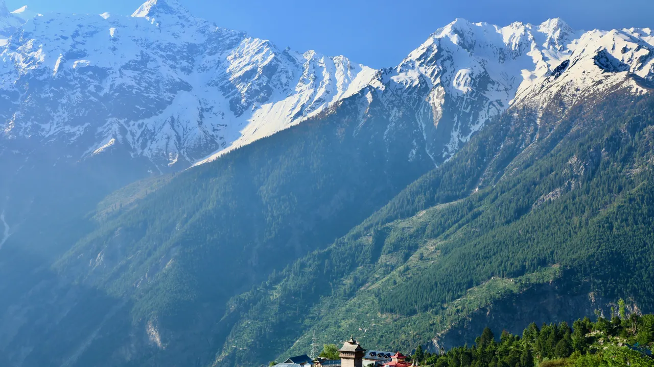 Kalpa ligger forrygende smukt med udsigt til bjergene. Foto af Anders Stoustrup