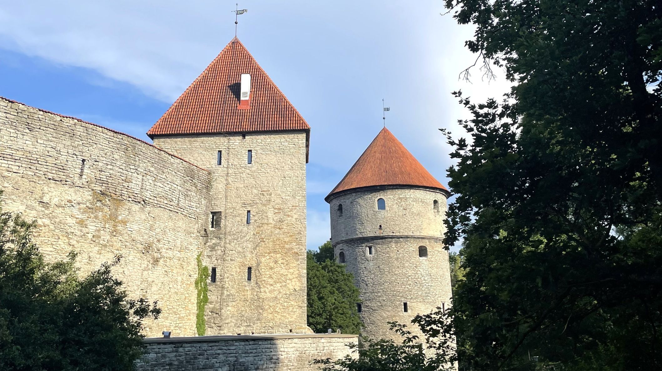 Tallinns bymur blev bygget i det 13. århundrede. Tilbage står der 1,85 km mur, 26 tårne og to byporte. Foto Morten H. Nielsen