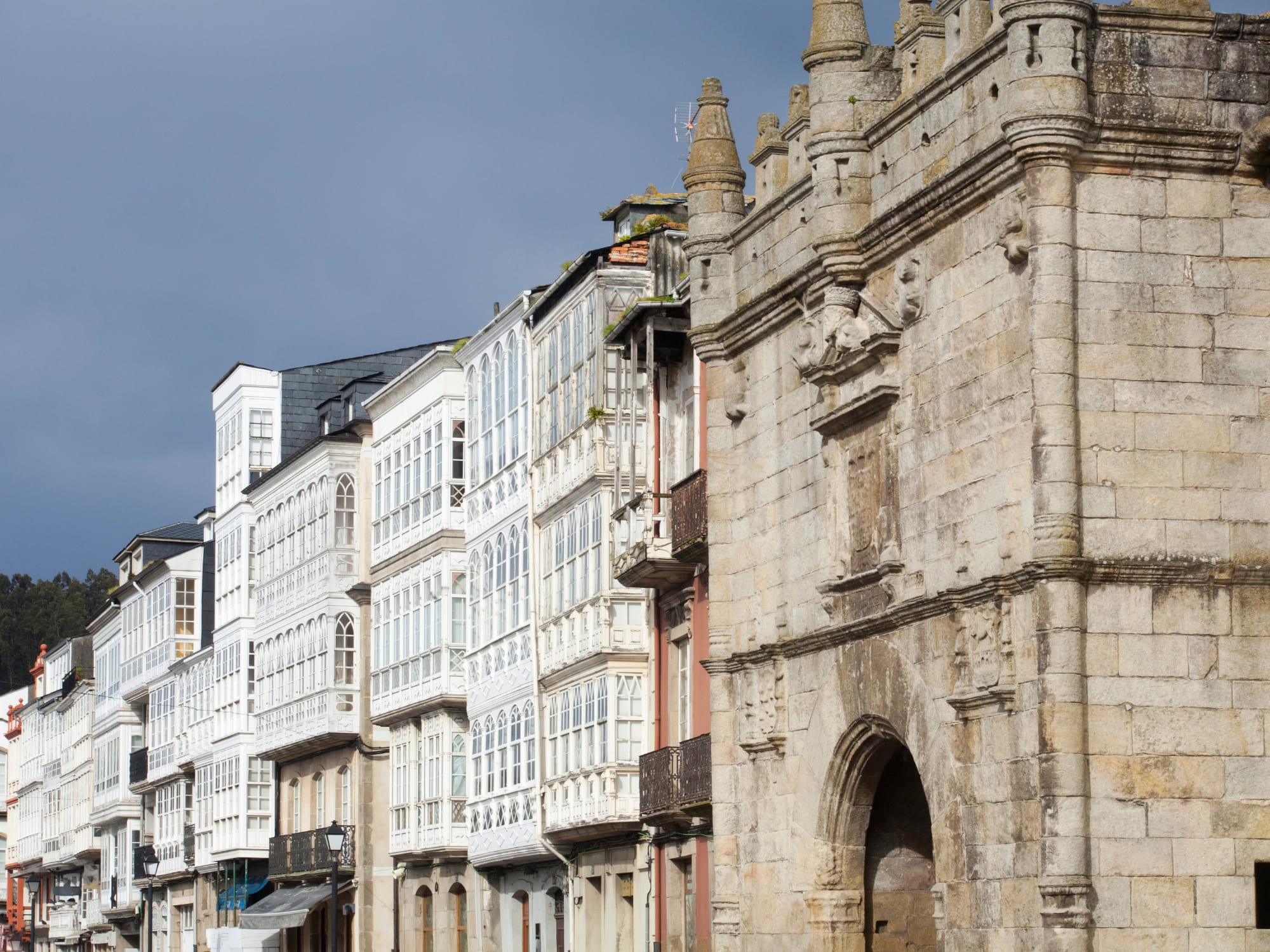 Besøg byporten Porta de Carlos V i kystbyen Viveiro. Foto Viktors Farmor