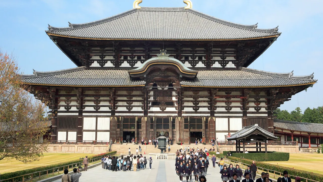 Det enorme trætempel i Japans første hovedstad Nara kan besøges på fridagen. Foto Anders Stoustrup