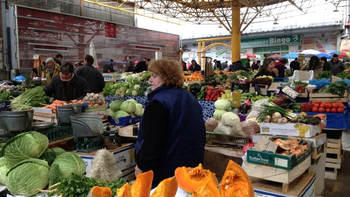 På Sarajevos overdækkede madmarked Pijaca Markale smager vi på lokale delikatesser. Foto Anne Marie Esper Larsen