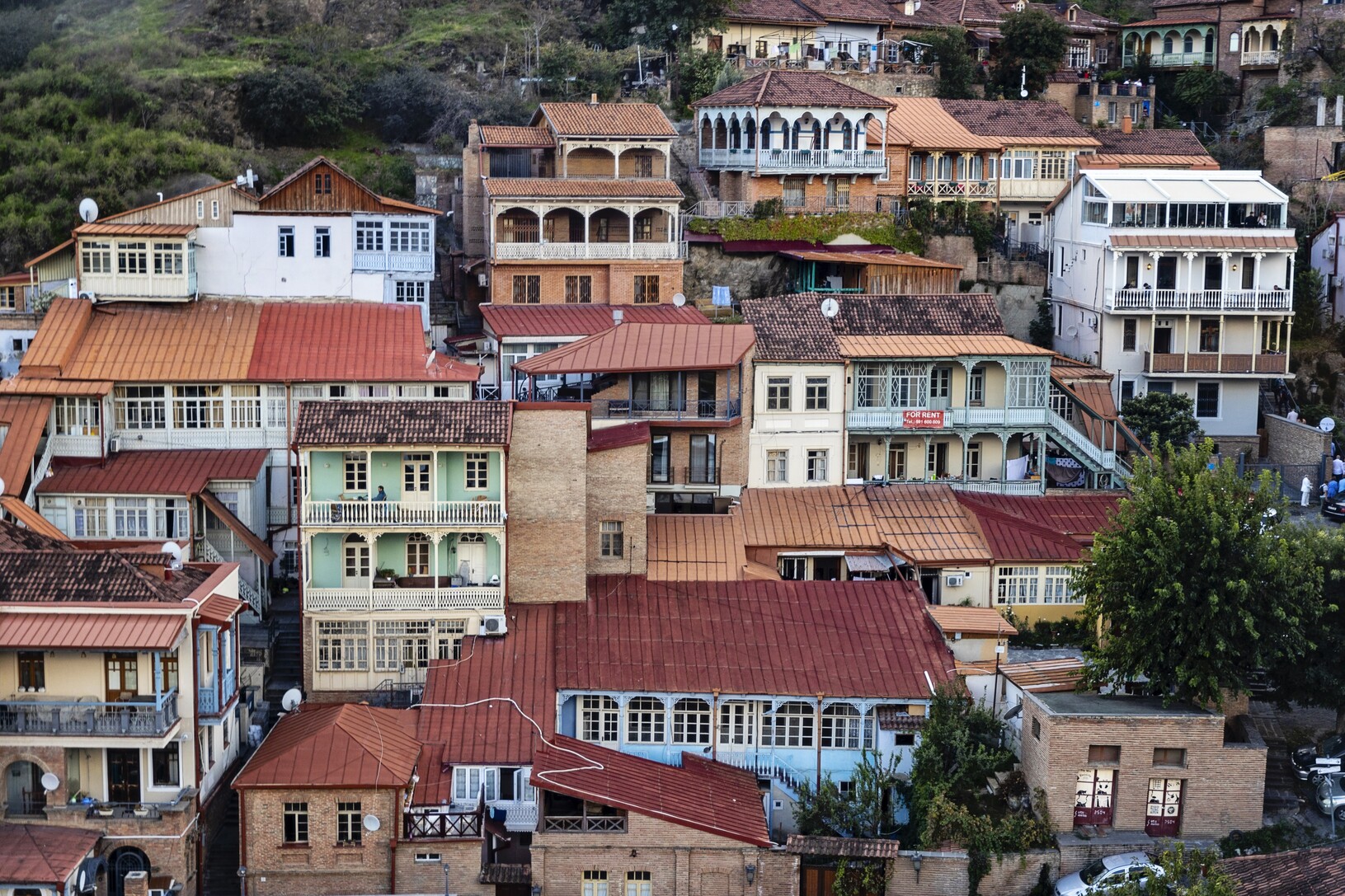 Udsigt over hovedstaden Tbilisi med de smukke farverige huse. Foto Inge Lynggaard