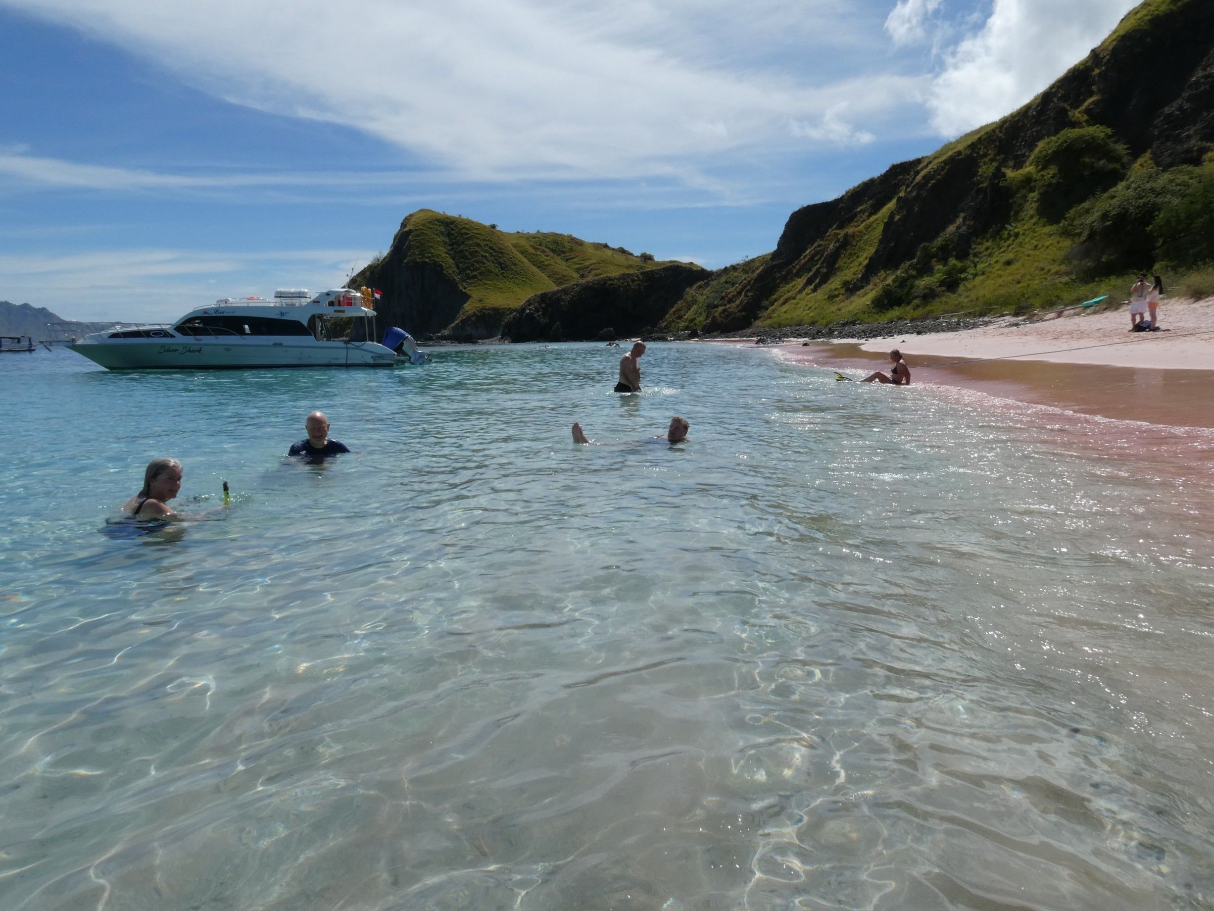 I Komodo Nationalpark sejler vi til Pantai Merah, den lyserøde strand, for at svømme og snorkle. Foto Michael Høeg Andersen