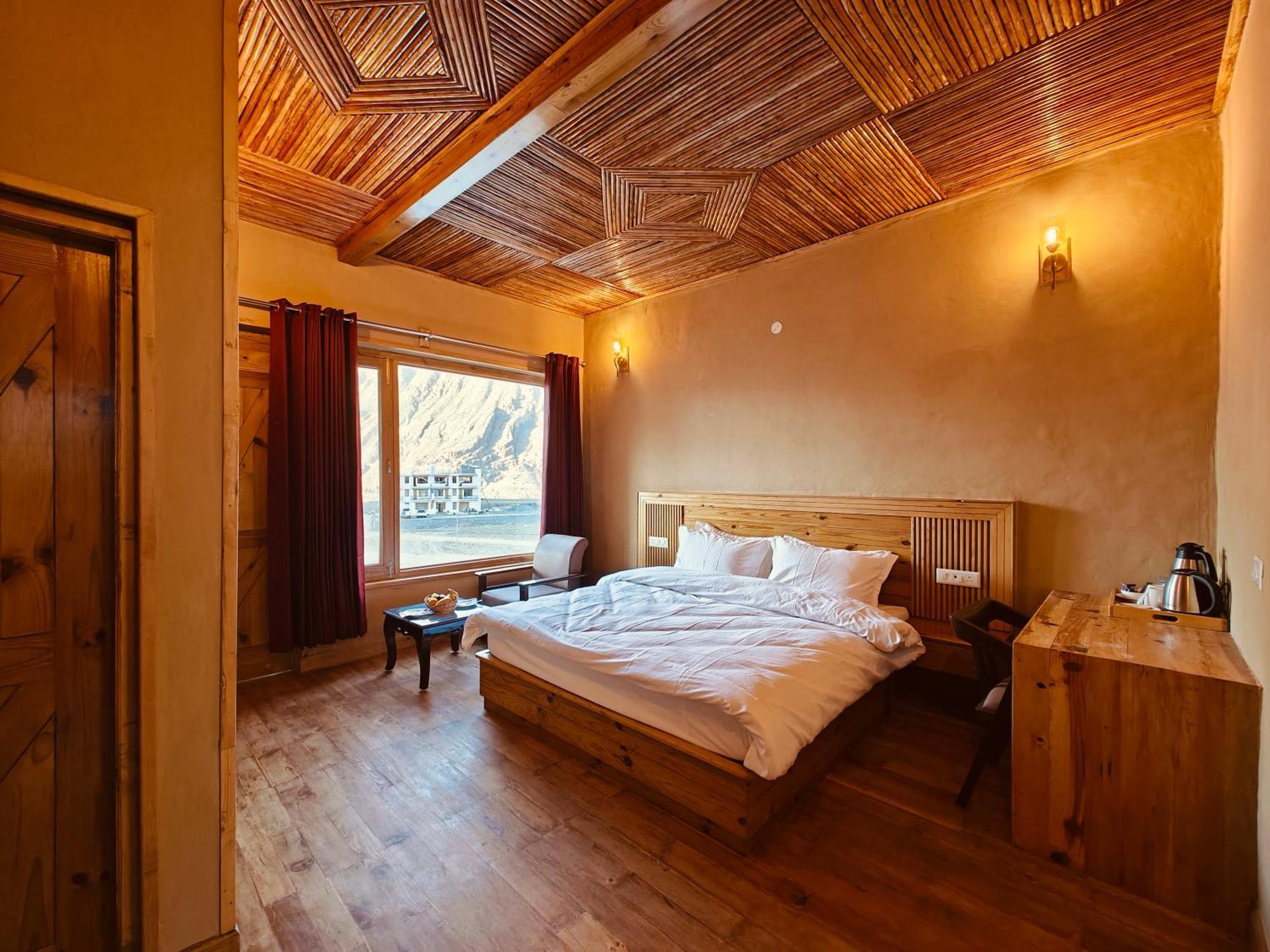 Nybygget (2025) turistklassehotel beliggende med udsigt til bjergene i dalen lidt uden for Kaza. 