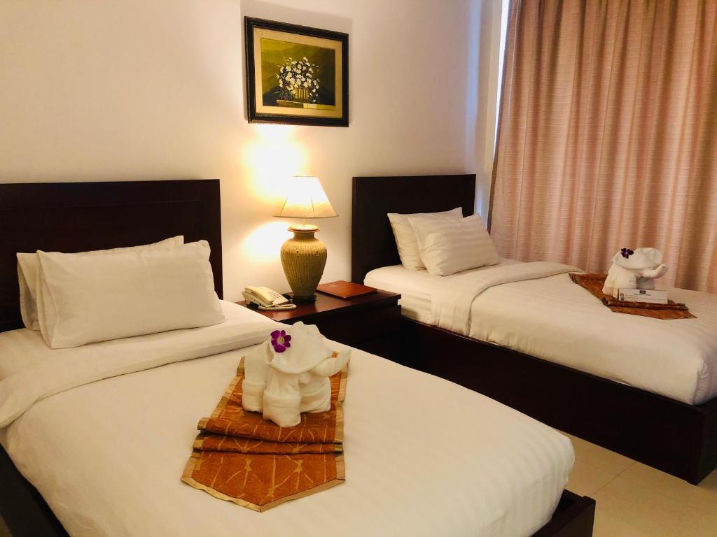 Vi bor på et moderne hotel, centralt beliggende i Vientiane nær Mekong-floden.