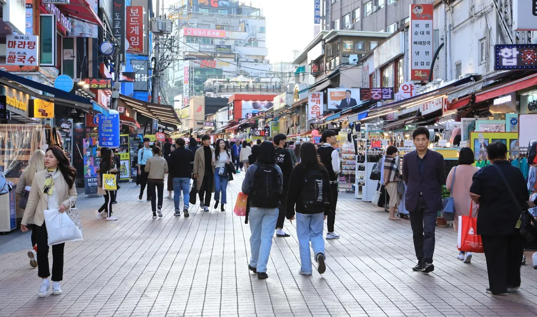 Bydelen Hongdae i Seoul byder på masser af gadeliv og ungdomskultur. Foto Anders Stoustrup