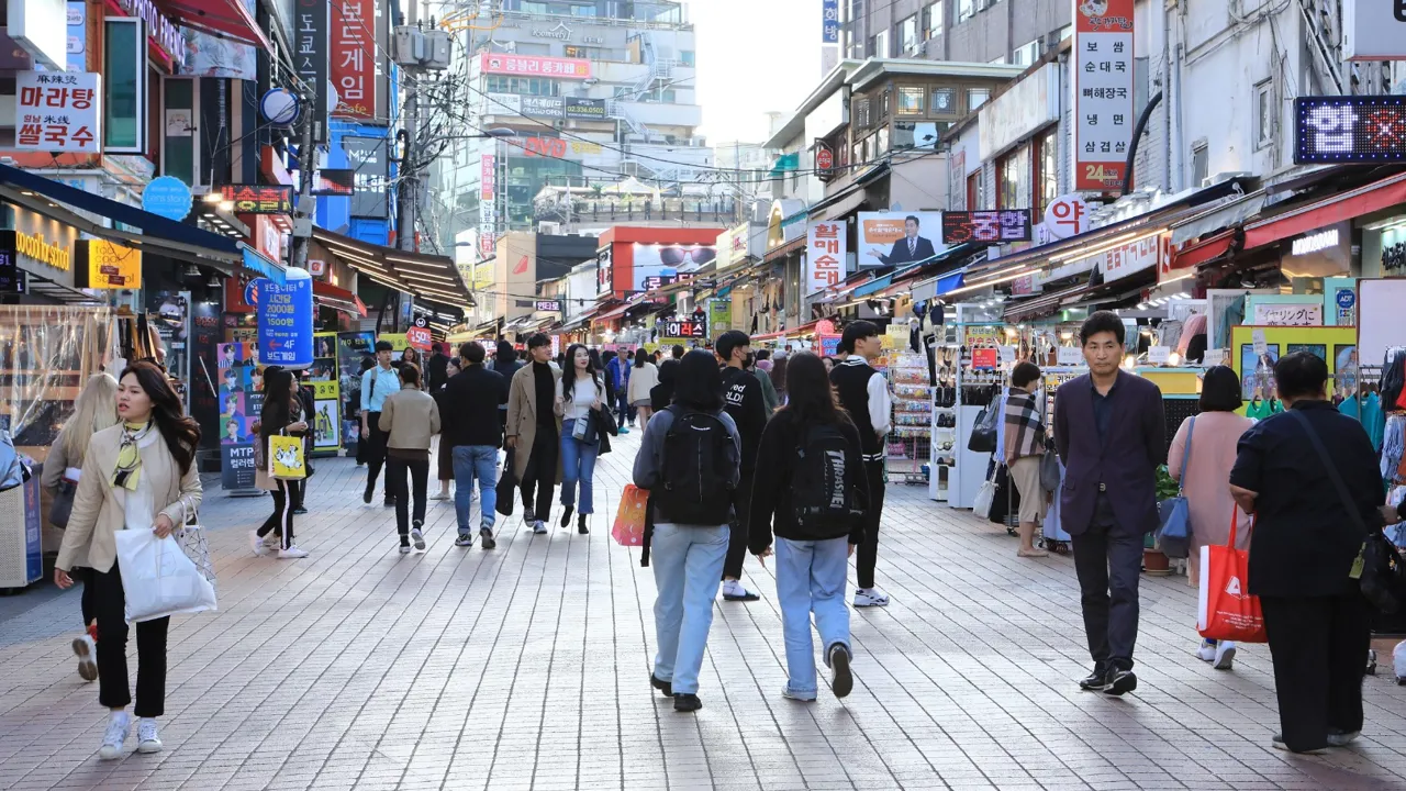 Bydelen Hongdae i Seoul byder på masser af gadeliv og ungdomskultur. Foto Anders Stoustrup