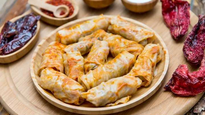 Den montenegrinske ret Sarma, der består af fyldte kålblade med kød og ris. Foto Viktors Farmor