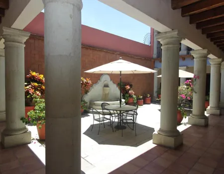 Vi bor på Hotel Ferri i Oaxaca, i gåafstand til byens vigtigste steder, blandt andet Zócaloen, Oaxaca-katedralen og Benito Juárez-markedet.