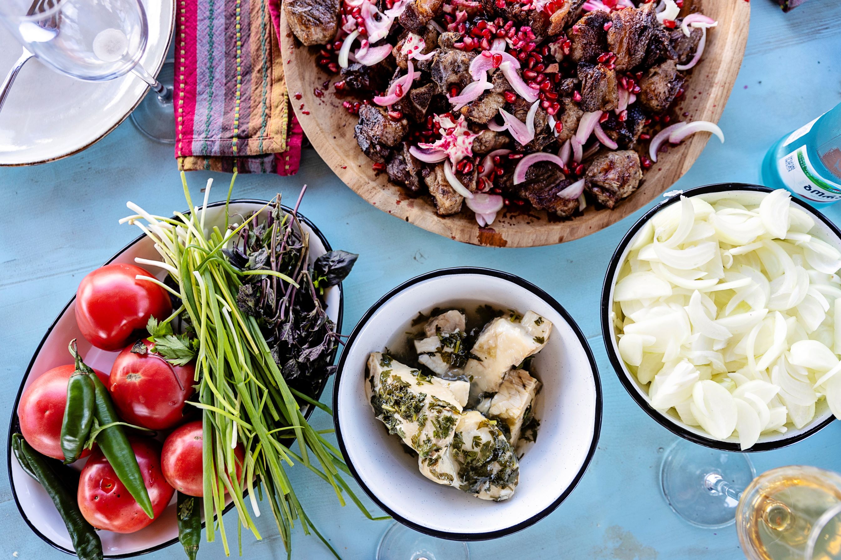 Vi smager på en masse lækkert georgisk mad. Foto Inge Lynggaard