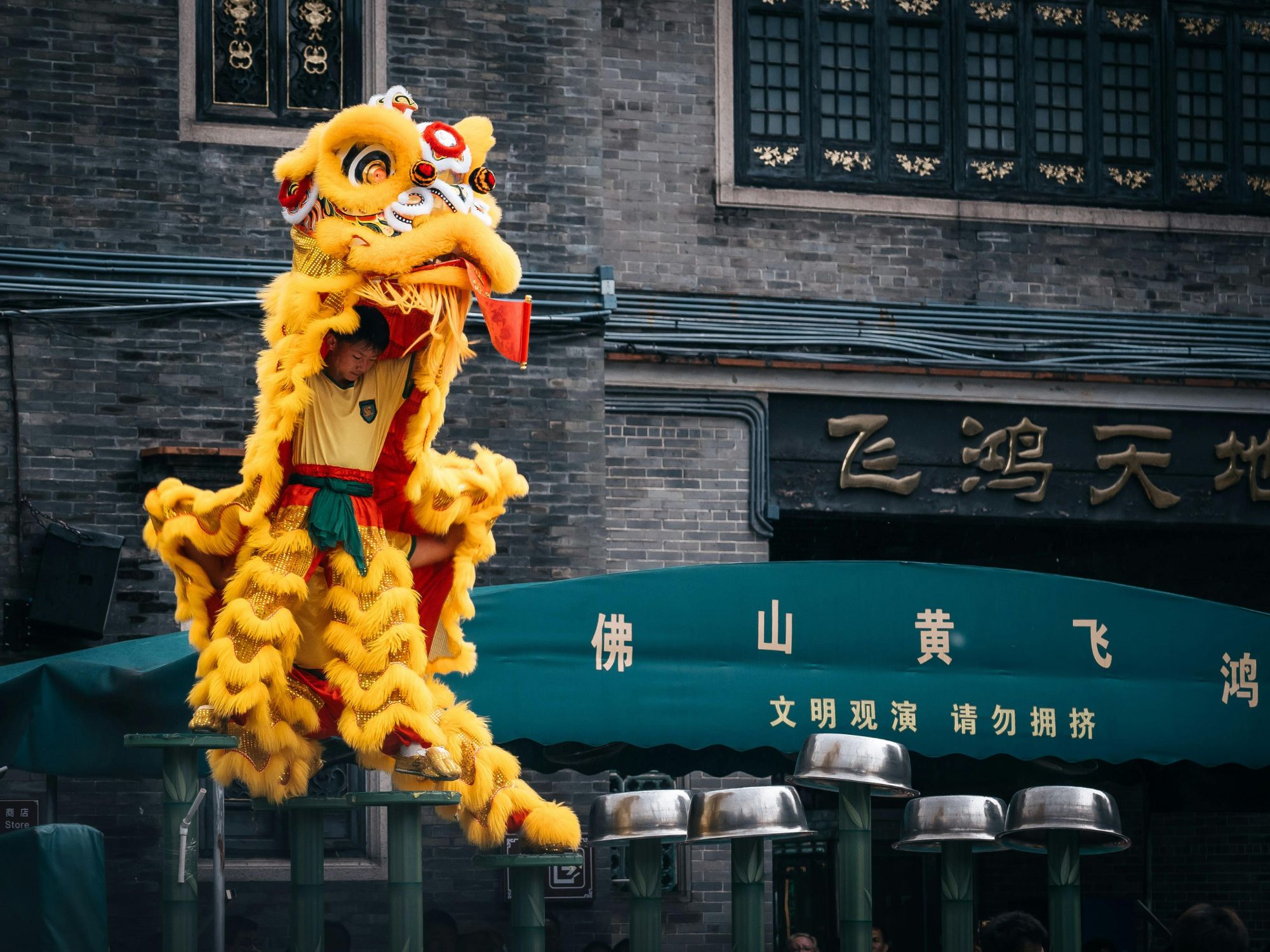 Traditionel kinesisk løvedans med farverige kostumer og præcise bevægelser. Foto Viktors Farmor