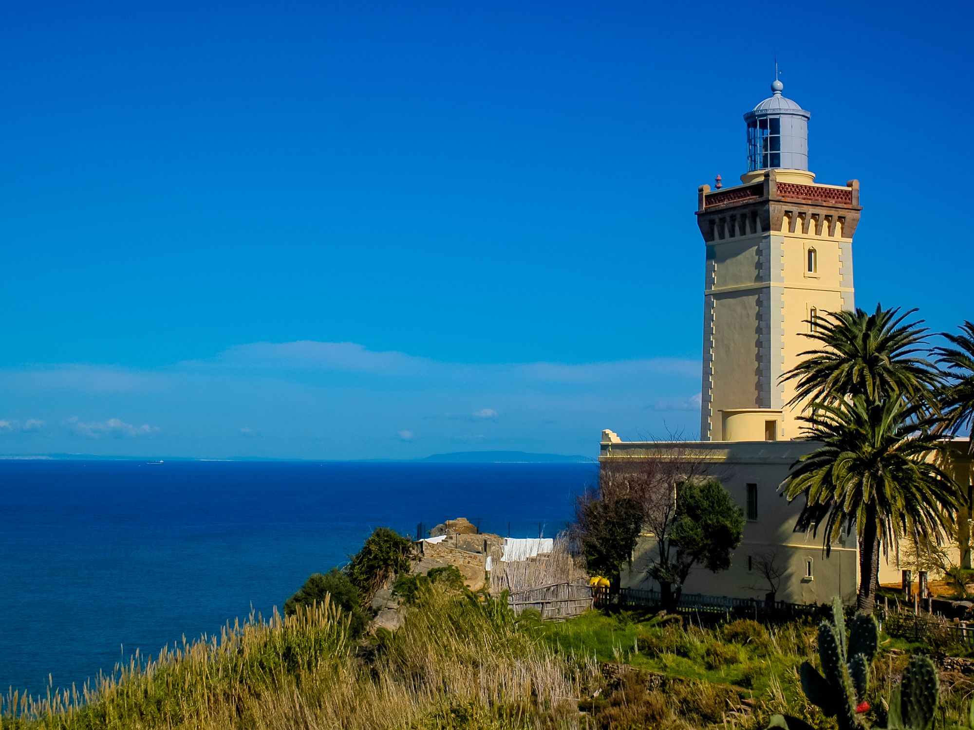 Fyrtårnet ved Kap Spartal ser vi på vejen tilbage til Tanger. Foto Viktors Farmor