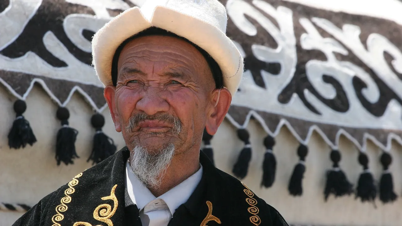 Den karakteristisk hvide filthat, kalpak, bæres stadig af kirgisiske mænd. Foto Sergey Gluhoverov