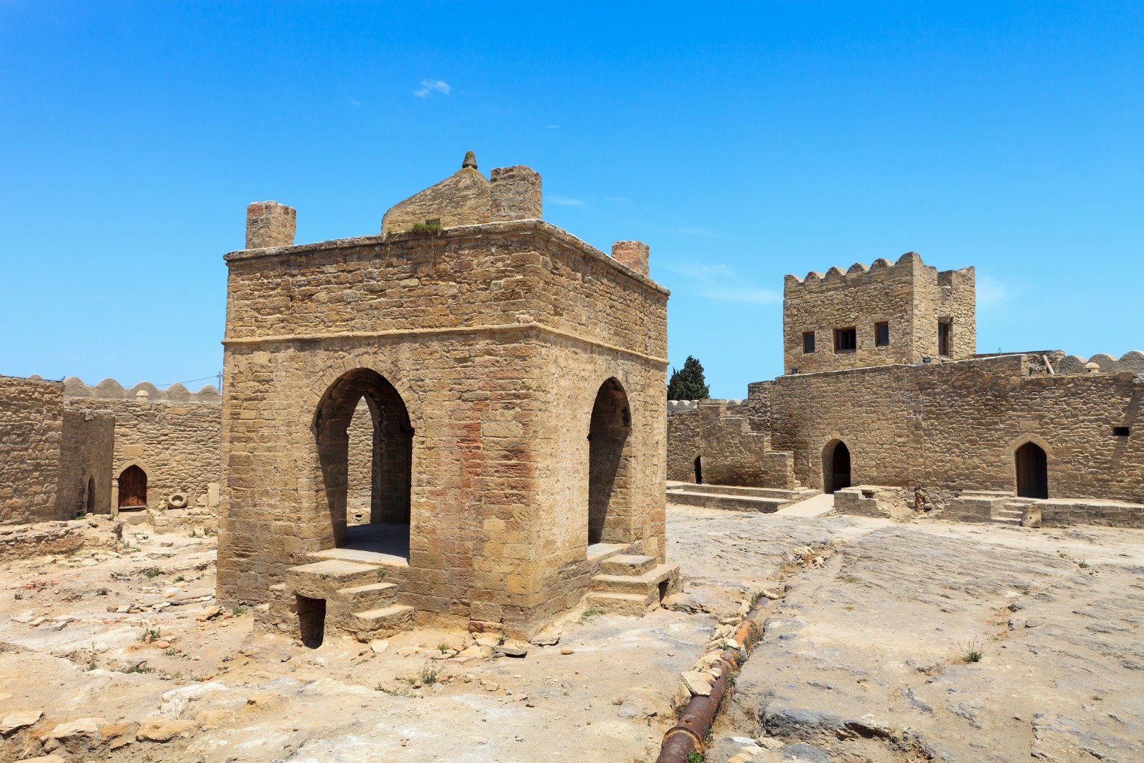 Ateshgah Ildtempel i Azerbaijan menes at være et zoroastrisk tempel. Foto Viktors Farmor
