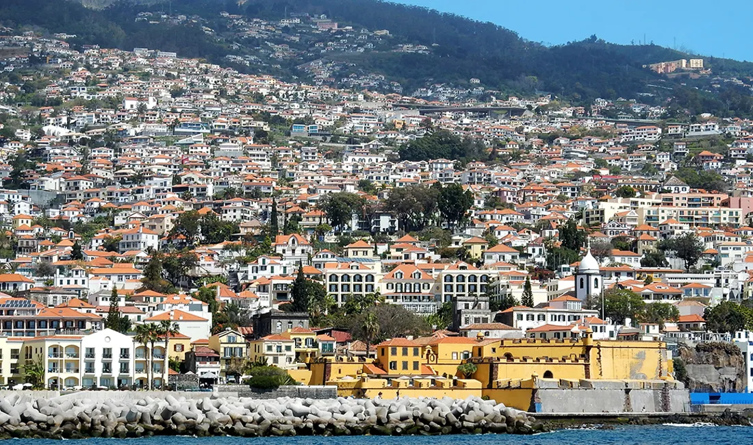 Funchal ligger smukt ved kysten. Foto Lene Bach Larsen
