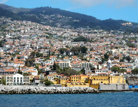 Funchal ligger smukt ved kysten på Madeira. Foto Lene Bach Larsen