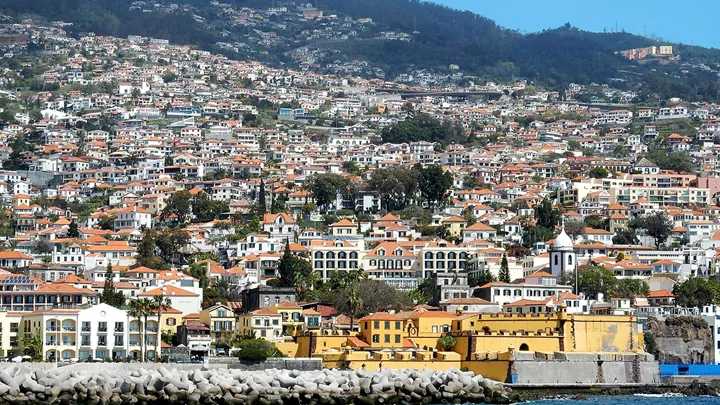 Funchal ligger smukt ved kysten på Madeira. Foto Lene Bach Larsen